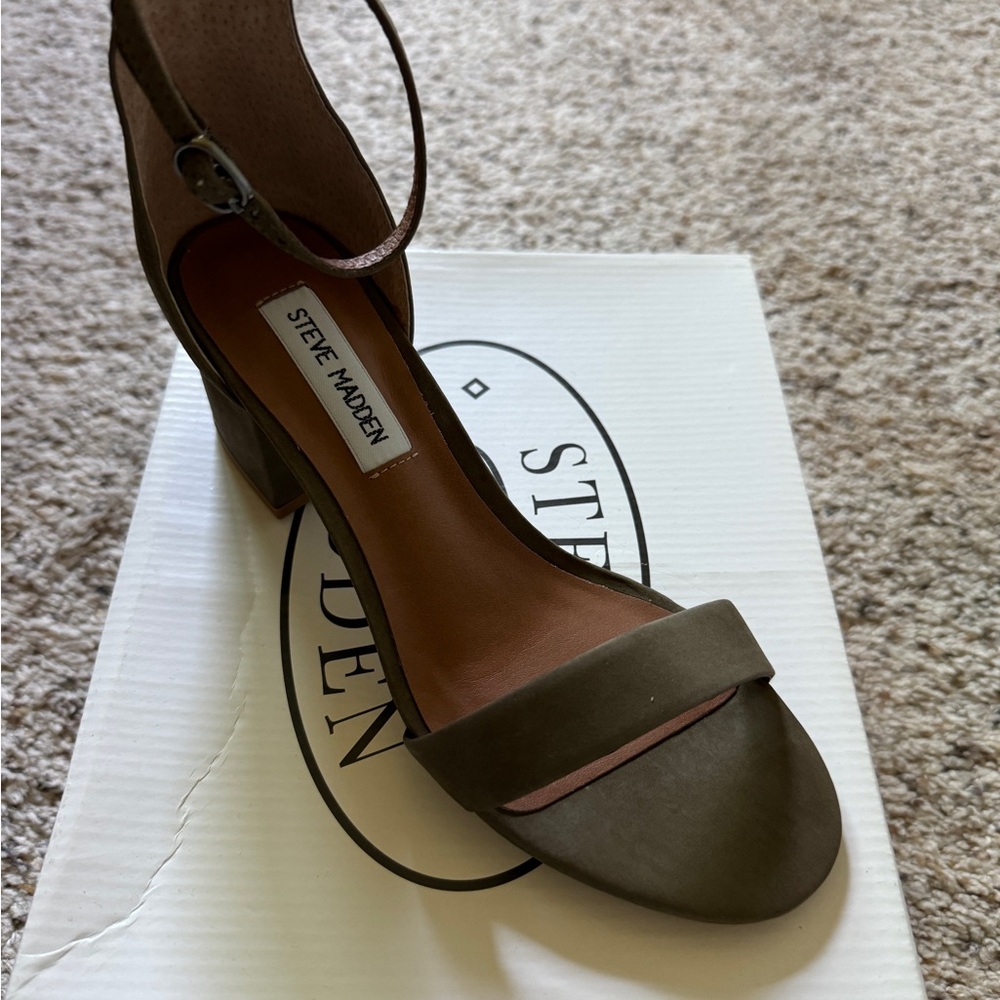 Steve Madden Women’s Irenee Sandal Size 6